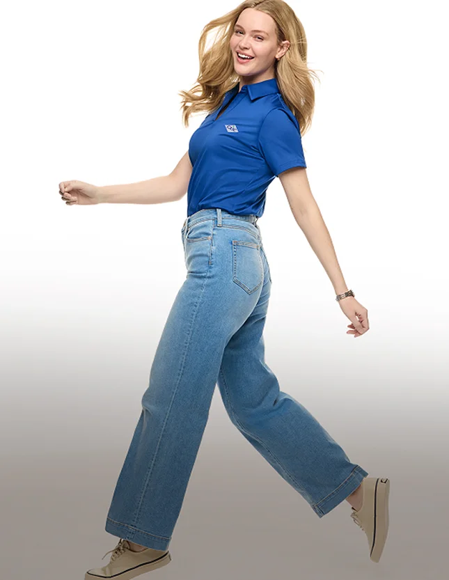 Woman wearing a blue rapid dry polo.