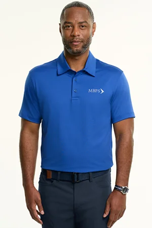 Men's model wearing a Modern Fit top for size comparison.